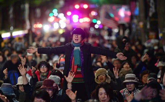 数百韩国民众继续在青瓦台前忍受寒冷守夜，等待文在寅下台