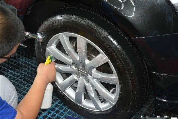 小霸王谈车@冬天，轮胎胎压应该调到2.5？老司机脸色大变：谁告诉你的？