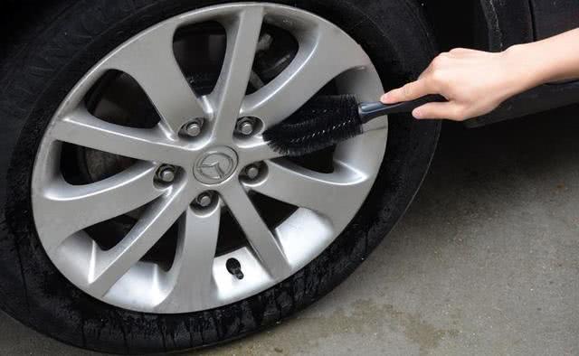 小霸王谈车@冬天，轮胎胎压应该调到2.5？老司机脸色大变：谁告诉你的？