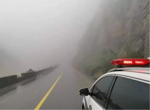 「渭南交警支队」雨雾模式已经开启，请注意行车安全！