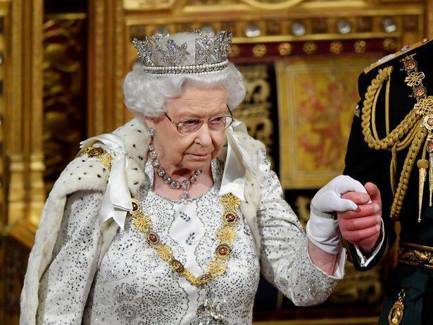 既皱眉又摇头，专家解读英女王小动作：和约翰逊关系正处于谷底