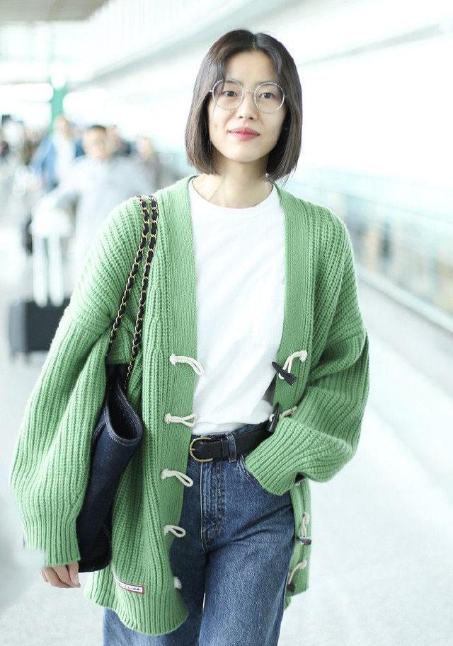 31岁刘雯素颜现身，穿绿色针织开衫尽显青春好气色，美得自信大方