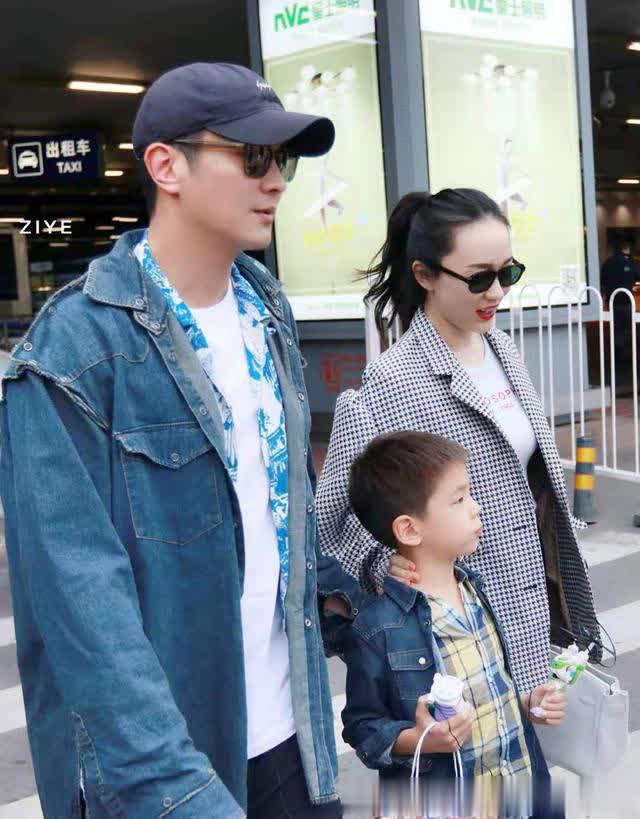 霍思燕和杜江一家三口走红机场，男的帅女的靓，儿子嗯哼更加帅气