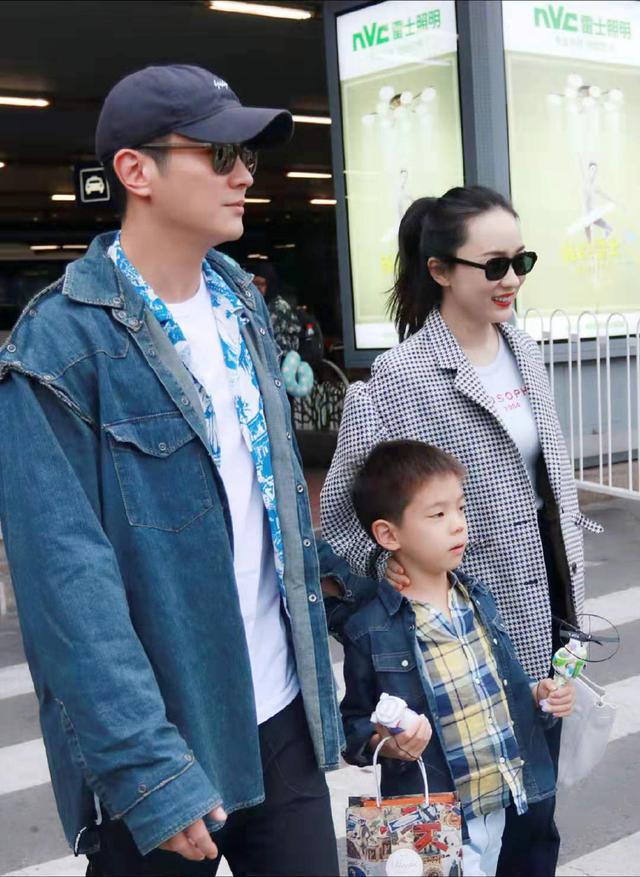 霍思燕和杜江一家三口走红机场，男的帅女的靓，儿子嗯哼更加帅气