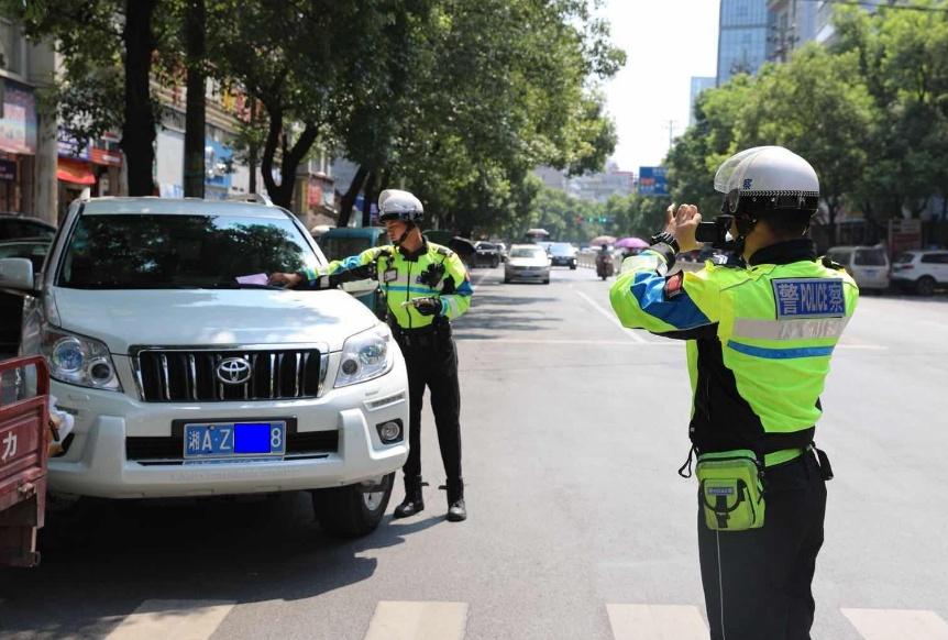 「汽车督察」车别贴罚单先别急着交钱，这三种只是“善意提醒”，撕掉就行