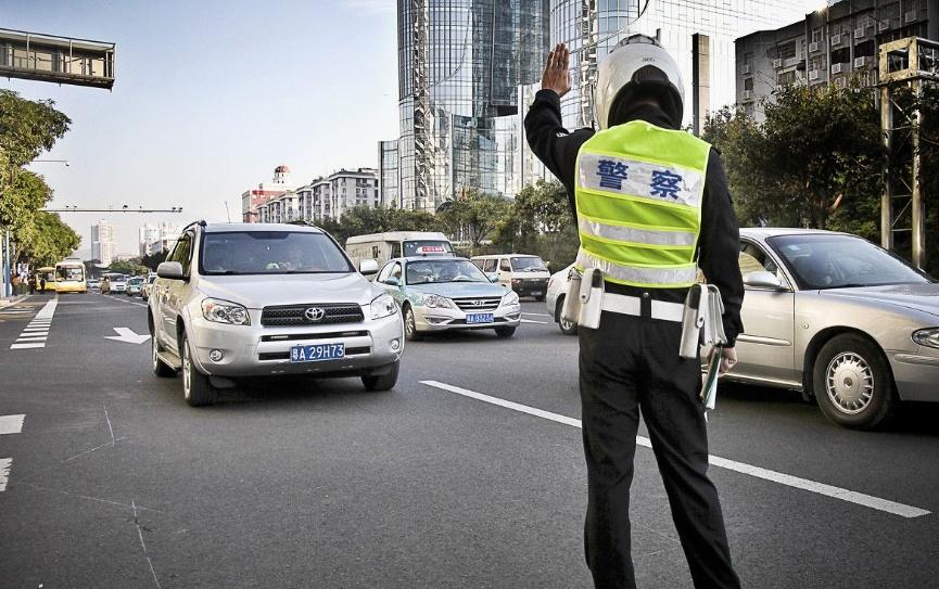 「汽车督察」车别贴罚单先别急着交钱，这三种只是“善意提醒”，撕掉就行