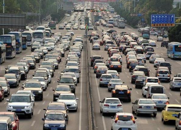 【九零后聊车】11月1日起，又一“限行政策”将正式执行，违者一律扣3分罚100元