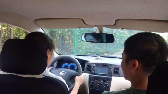 下车让一下■最伤车的三个坏习惯，不到半年新车也报废，不能当儿戏