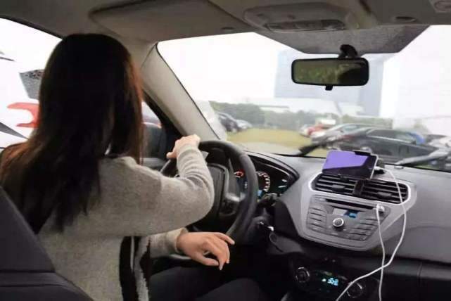 下车让一下■最伤车的三个坏习惯，不到半年新车也报废，不能当儿戏