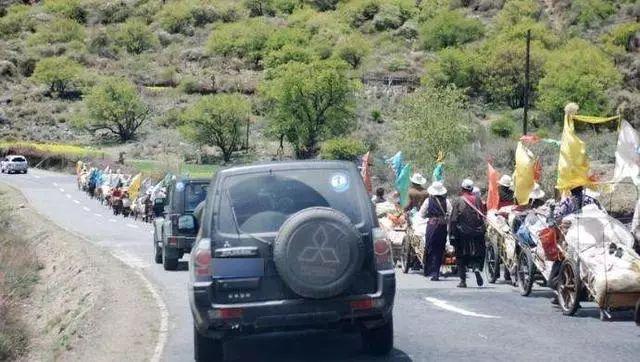 「开车技巧」为何老司机开车进藏都喜欢开着油箱？知道内情后，网友：实在是高