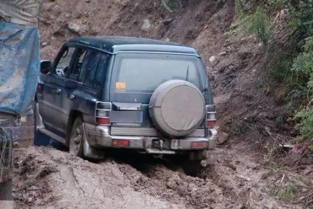 「开车技巧」为何老司机开车进藏都喜欢开着油箱？知道内情后，网友：实在是高