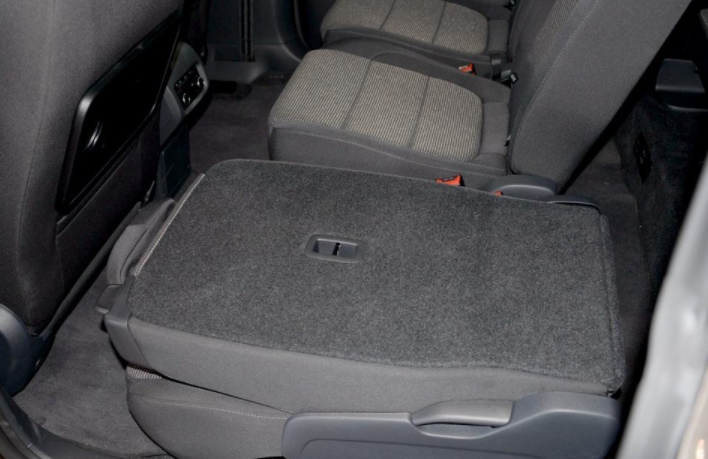 「生活官」坐汽车后排，能放倒座椅后睡觉吗？很多人不懂，因此被罚款扣分