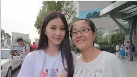 #桃云彩藻心#不要和比你好看的人拍照, 对比简直太大了!