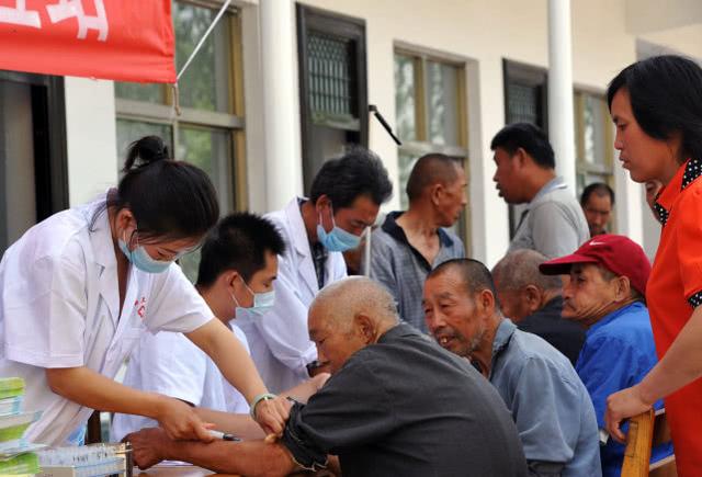 「浅浅情感说」“70岁老者卧病在床，4个子女漠视”，养儿防老，才是最大的谎言