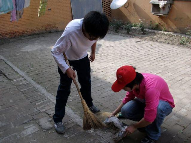 「浅浅情感说」“70岁老者卧病在床，4个子女漠视”，养儿防老，才是最大的谎言