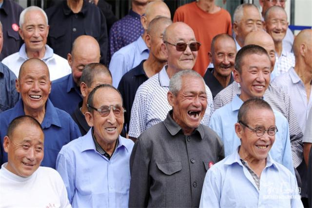 「浅浅情感说」“70岁老者卧病在床，4个子女漠视”，养儿防老，才是最大的谎言