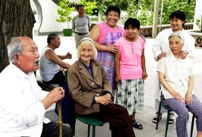 「浅浅情感说」“70岁老者卧病在床，4个子女漠视”，养儿防老，才是最大的谎言