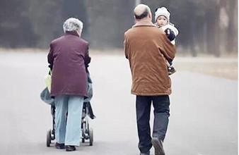 「浅浅情感说」放弃晚年带孩子，回到家后受累、受气、还要表现的很高兴