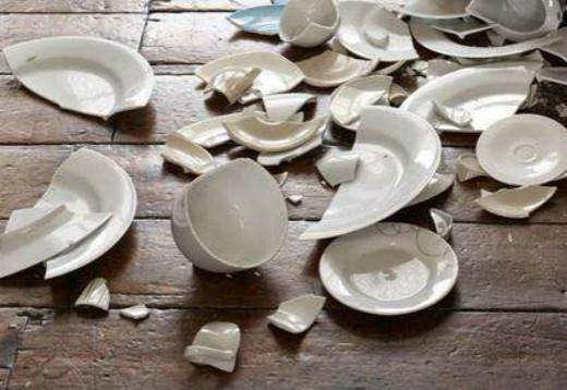 温柔不美：前夫嫌我丑和我离婚，他再婚我去参加婚礼，看到新娘后我哭了