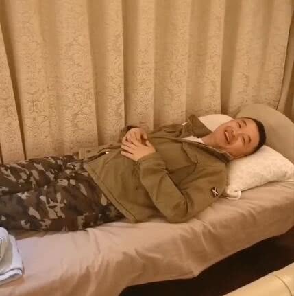 金牌娱乐@黄海波首次公开家中的居住条件！自己只能睡一张简易的单人床