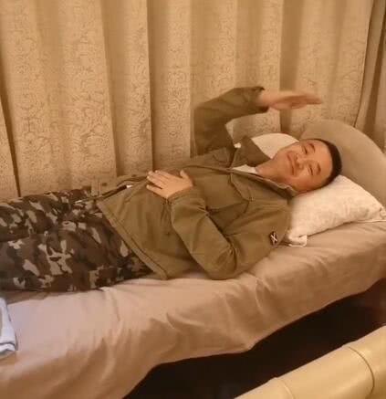 金牌娱乐@黄海波首次公开家中的居住条件！自己只能睡一张简易的单人床