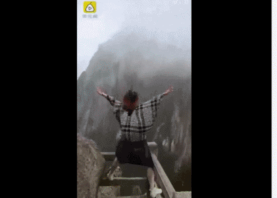 女游客黄山悬崖边凹造型拍视频 脚下是万丈悬崖