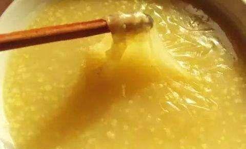 每天一碗小米粥补肾安神助睡眠，教你如何熬出“米油”
