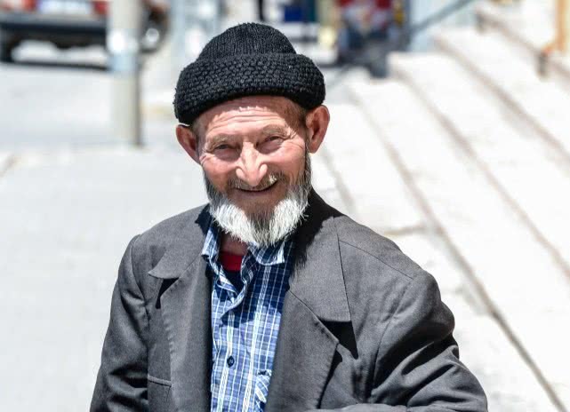 100多岁老人，眼不花、耳不聋，身体健康，长寿秘诀：两杯水