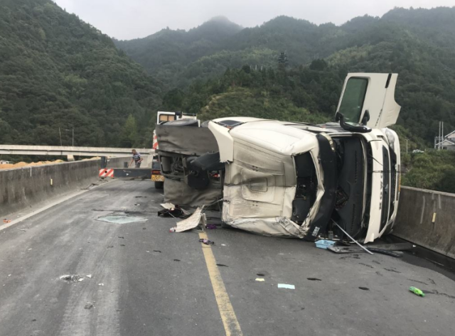 「美美笑」高速爆胎，在应急车道换备胎却被扣分？车主气愤：爆胎不算应急？