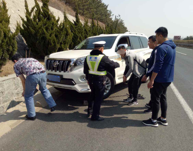 「美美笑」高速爆胎，在应急车道换备胎却被扣分？车主气愤：爆胎不算应急？