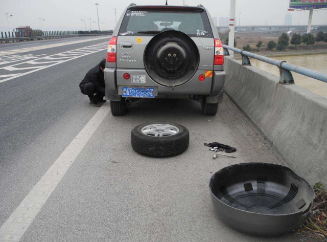 「美美笑」高速爆胎，在应急车道换备胎却被扣分？车主气愤：爆胎不算应急？