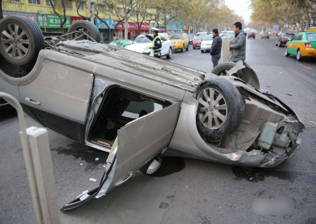 「美美笑」高速爆胎，在应急车道换备胎却被扣分？车主气愤：爆胎不算应急？