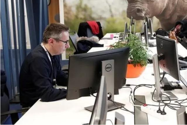 【漫漫职场路】面试官：什么东西左手可以拿，右手却拿不到？90后几句话被录用