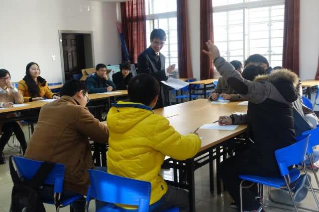 【漫漫职场路】面试官：什么东西左手可以拿，右手却拿不到？90后几句话被录用