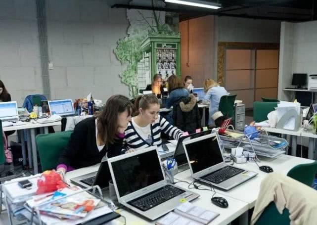 【漫漫职场路】面试官：什么东西左手可以拿，右手却拿不到？90后几句话被录用