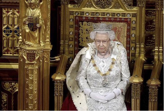 93岁英国女王高贵亮相，头戴两斤重皇冠抢镜，神态显倦意