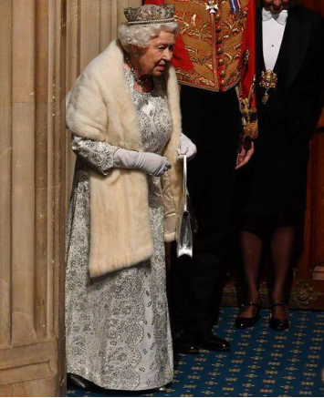 93岁英国女王高贵亮相，头戴两斤重皇冠抢镜，神态显倦意