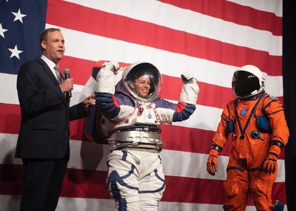 NASA最新宇航服正式亮相，工程师现场试穿不再兔子跳
