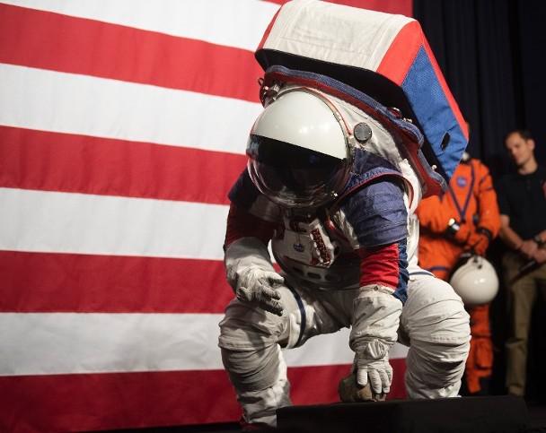 NASA最新宇航服正式亮相，工程师现场试穿不再兔子跳