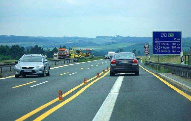 小霸王谈车@高速上只有几万的汽车，为何很少见到百万豪车？老司机：他们不傻