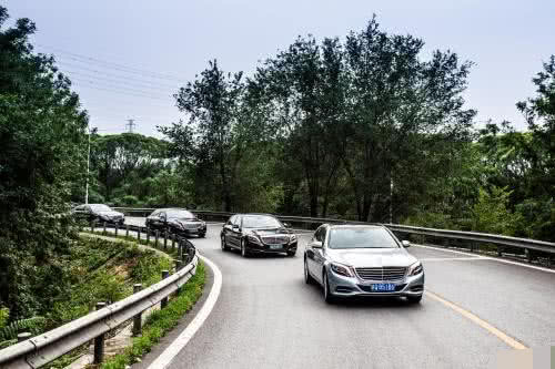 小霸王谈车@高速上只有几万的汽车，为何很少见到百万豪车？老司机：他们不傻