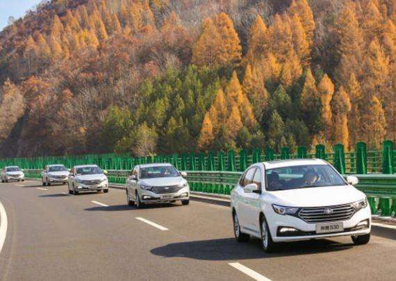 小霸王谈车@高速上只有几万的汽车，为何很少见到百万豪车？老司机：他们不傻