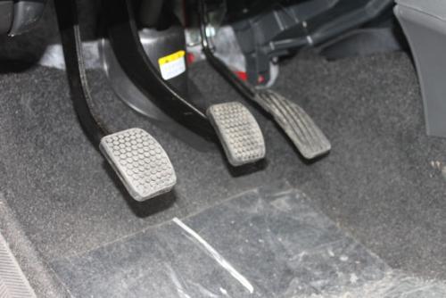 车魔咕@为什么要先踩刹车再踩离合？两个一起踩会有什么结果