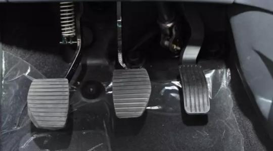 车魔咕@为什么要先踩刹车再踩离合？两个一起踩会有什么结果