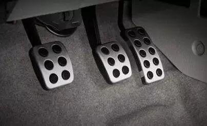 车魔咕@为什么要先踩刹车再踩离合？两个一起踩会有什么结果