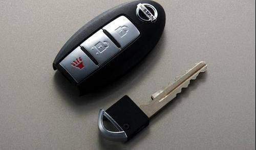 [九零后聊车]汽车遥控钥匙失灵了怎么办？不要踢车门啦，教你两招，特好使