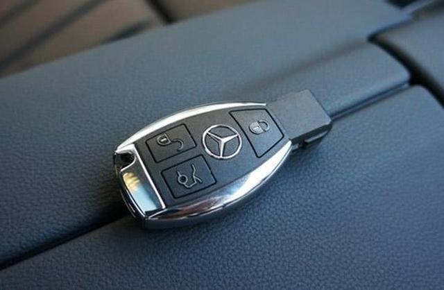 [九零后聊车]汽车遥控钥匙失灵了怎么办？不要踢车门啦，教你两招，特好使