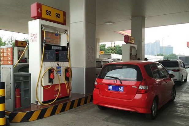 [用车社]汽车油表灯亮了，还能开多远？内行人：记住这些数！