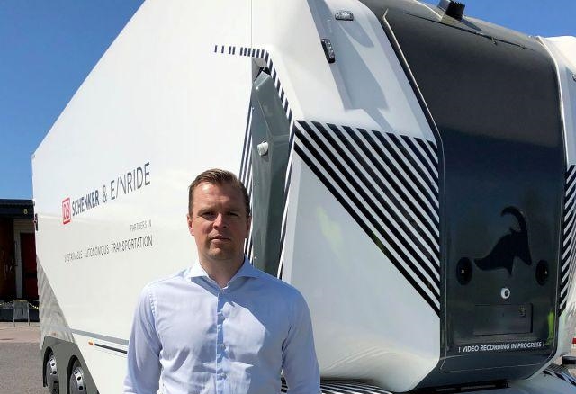 错长久苹留@无人驾驶卡车上路，操作员可控制10辆同时工作，形似星球大战头盔