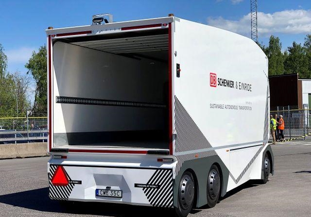 错长久苹留@无人驾驶卡车上路，操作员可控制10辆同时工作，形似星球大战头盔